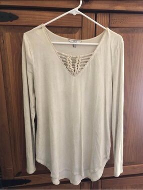 BKE Long Sleeve Top Size L Braided V-Neck
